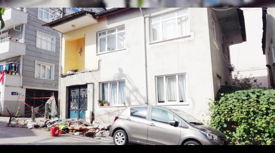Kocaeli'de balkon ��kt�: 1 yaral�