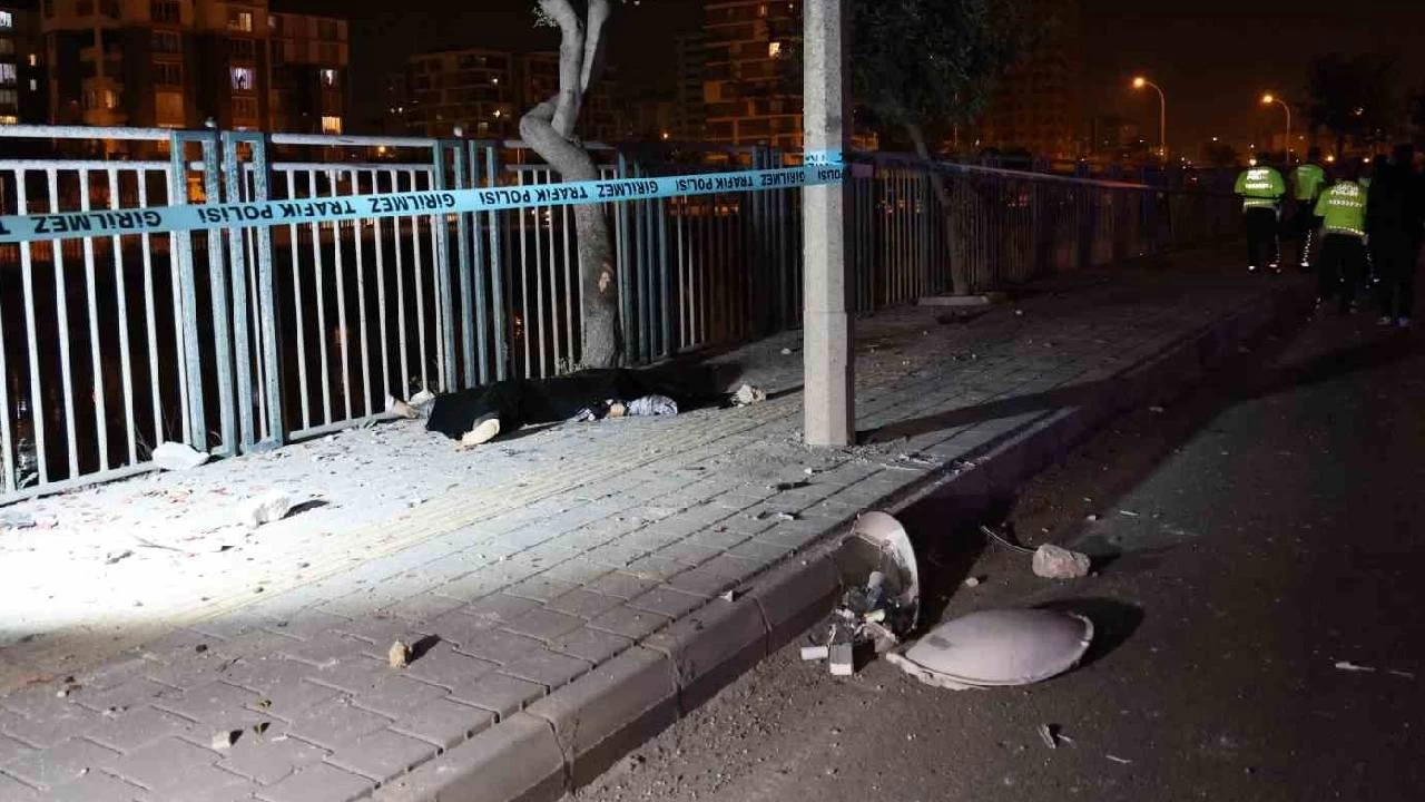 Kontrolden çıkan motosiklet kaldırıma çarpıp sürüklendi: 2 ölü