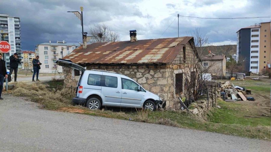 Kontrolden ��k�p evin duvar�na �arpt�: 7 yaral�