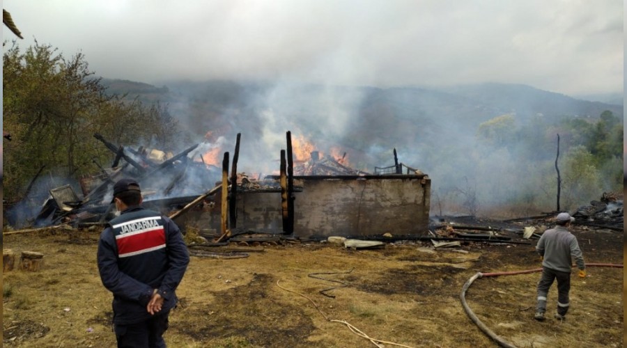 Köy yangınında 2 katlı ev alevlere teslim oldu