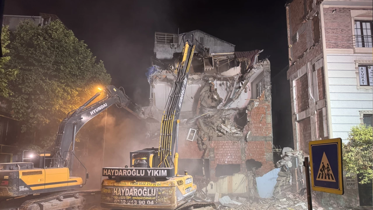 Küçükçekmece'de güvenlik nedeniyle tahliye edilen 4 katlı bina da yıkılıyor