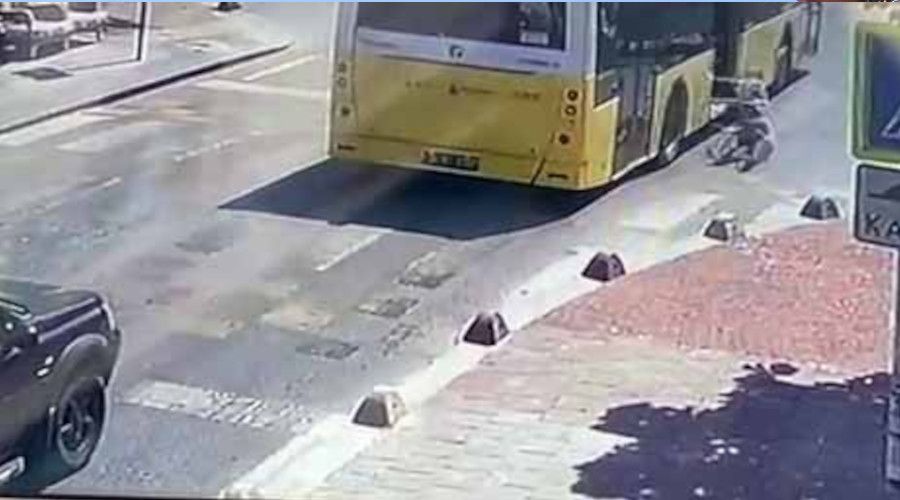 K���k�ekmece'de, kad�n seyir halindeki otob�sten d��t�