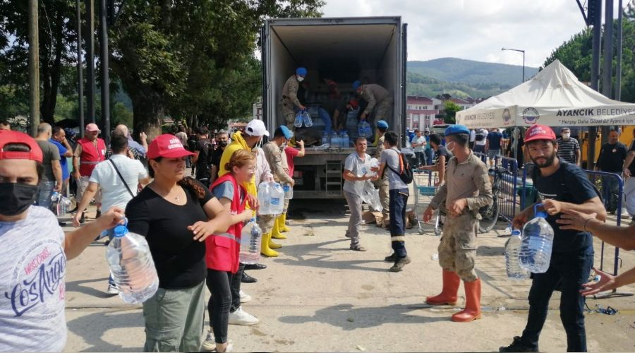 Kurduklar� insan zinciri ile su ta��d�lar