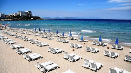 Kuşadası mavi bayraklı plajları ile misafirlerini bekliyor