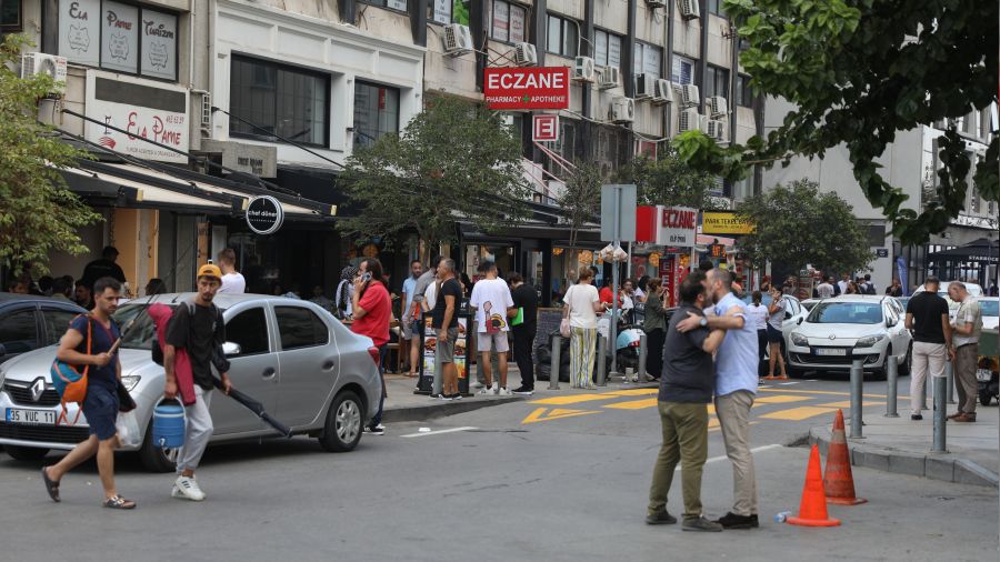 Kuşadası'nda 5,1 büyüklüğünde deprem paniği