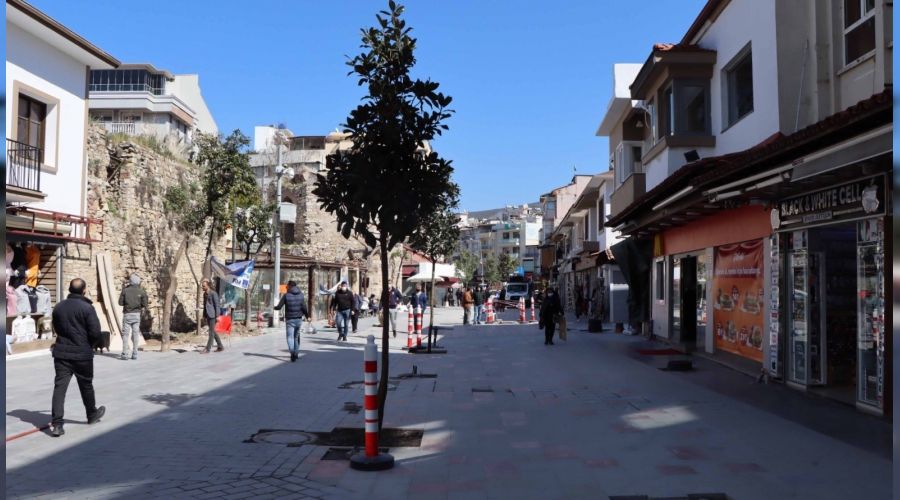 Ku�adas�'nda esnaf d�kkanlar�n�n a��laca�� g�n� bekliyor