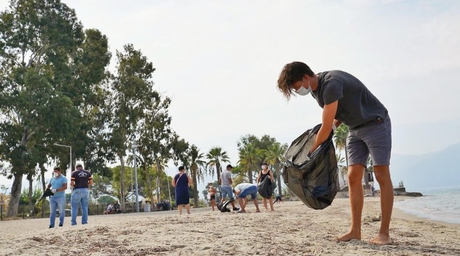 Kuşadası'nda kıyı temizliği