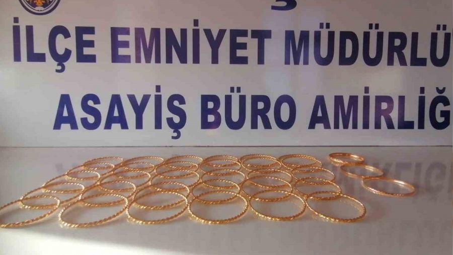 Kuyumcudan gerçek sanıp çaldığı bileziklerle yakalandı