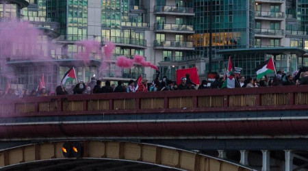 Londra'da on binler İsrail'in Gazze'deki işgal ve katliamını protesto için ABD büyükelçiliğine yürüdü