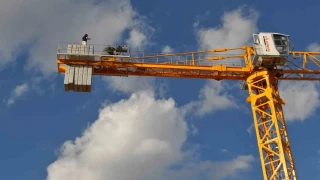 Maaşını alamayınca vincin tepesine çıktı