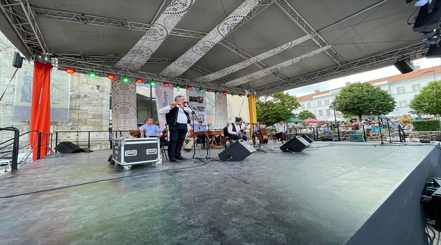 Macarlar "T�rk Cumhuriyetleri'nin ba��ms�zl���n�n 30. y�l�n� kutlad�lar"