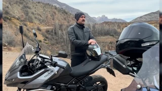 Maceraperest vali şehrini motosikletle tanıtıyor