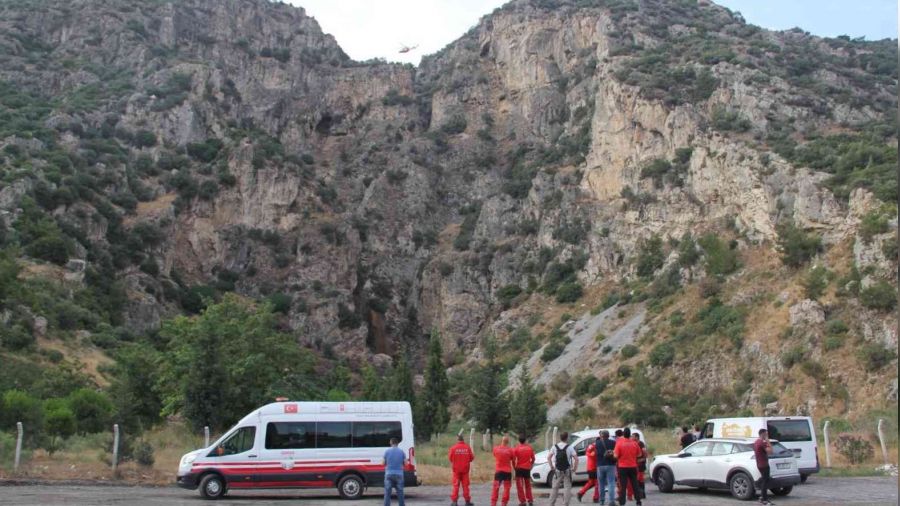 Mahsur kalan dağcılar helikopterle kurtarıldı
