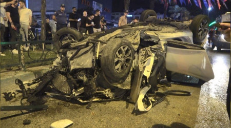Makas atan otomobil 2 araca çarpıp takla attı