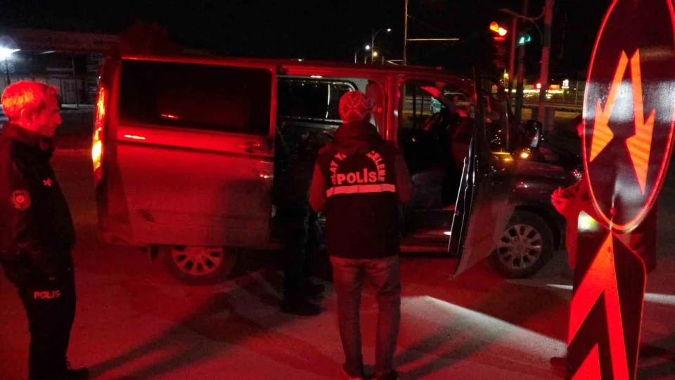 Malatya'da husumetlilerin b��akl� kavgas�: 5 yaral�, 4 g�zalt�