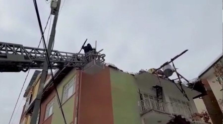 Malatya'da kar kütlesini taşıyamayan iki evin çatısında çökme meydana geldi