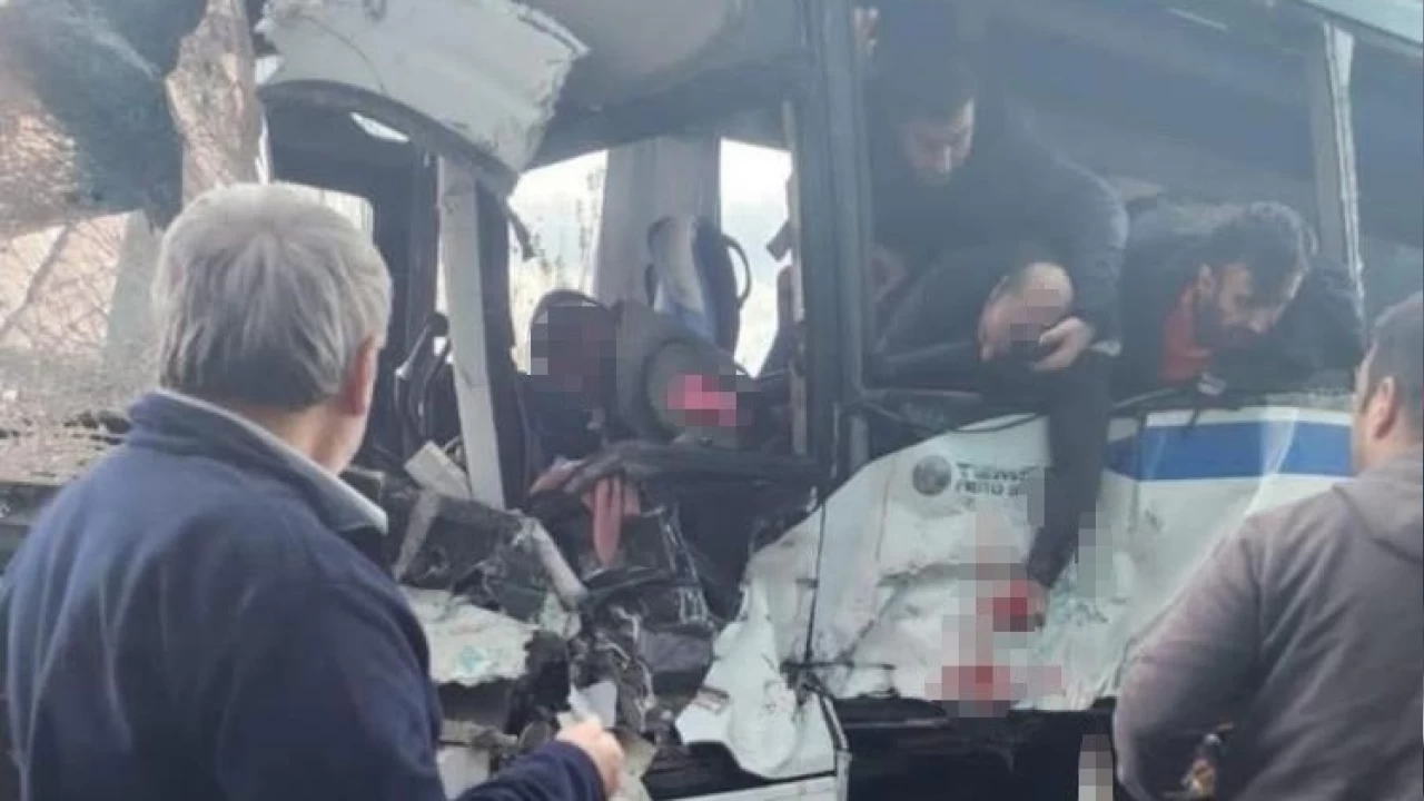 Manisa'da feci kaza: 5'i a��r 17 yaral�
