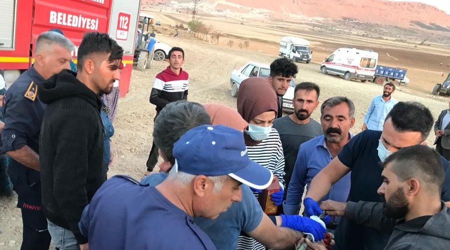 Mardin'de eli tarım makinesi arasına sıkışan gencin yardımına itfaiye yetişti