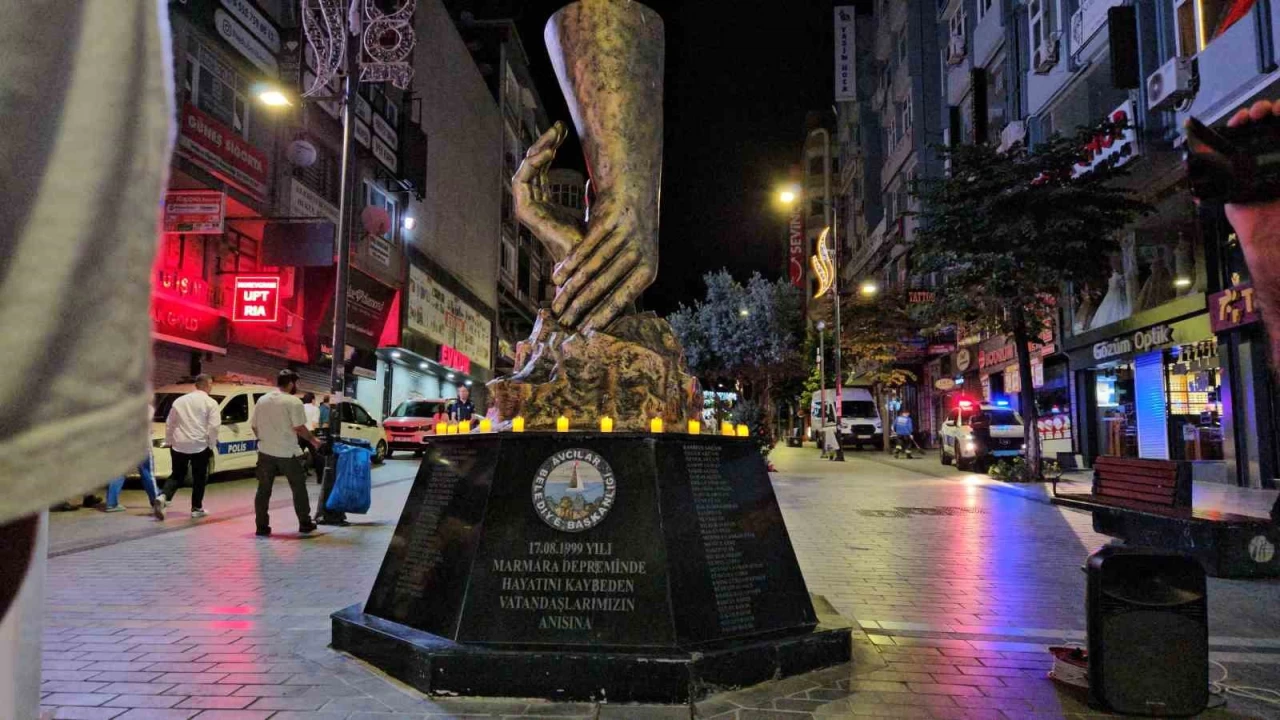 Marmara Depremi'nde hayatını kaybedenler Avcılar'da anıldı