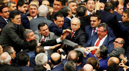 Meclis'te yine kavga çıktı