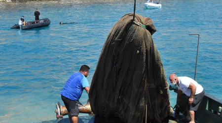 Mersin'de hayalet ağlar temizleniyor