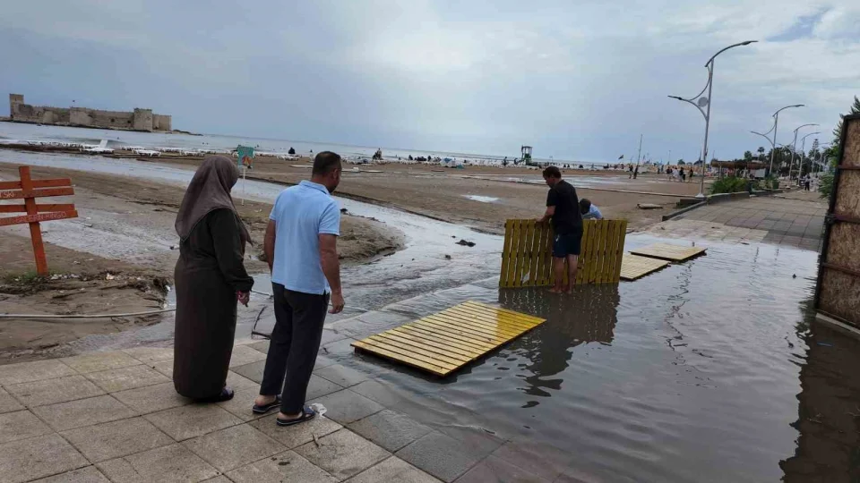 Mersin'de sağanak: Su taşkınları yaşandı