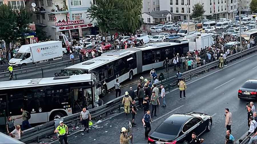 Metrobüsler çarpıştı, ortalık karıştı