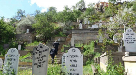 Mezarlıkta dehşet: 1'i ağır 2 yaralı