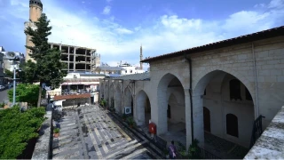 Mimarisiyle ge�mi�e a��lan kap�: Kara Kad� Camii