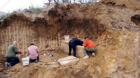 Mudanya'da pazaryeri inşaatından lahit çıktı
