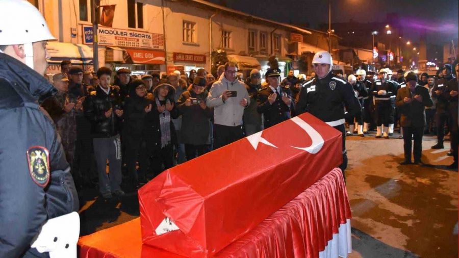 Ni�de'de 2'si �ocuk 6 ki�i topra�a verildi