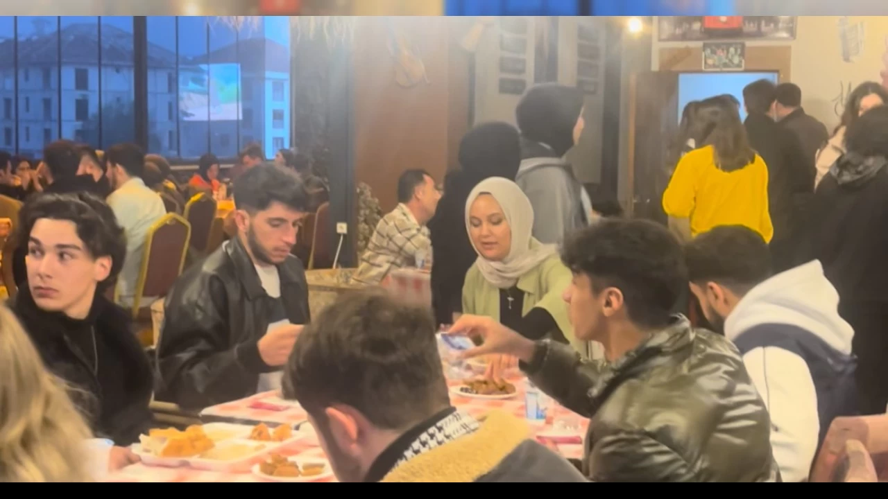 renciler Hatay'daki kardeleri iin iftar sofras kurdu