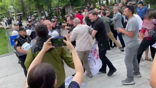 Öğretmenlerin yürüyüşüne polis engeli