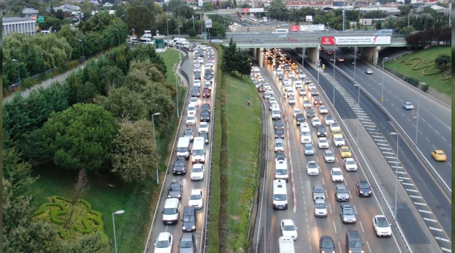Okul servisleri yola kt, stanbul'da trafik kaosu yeniden balad