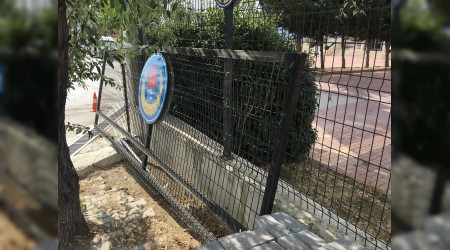 Okulun kapısı öğrencinin üzerine düştü