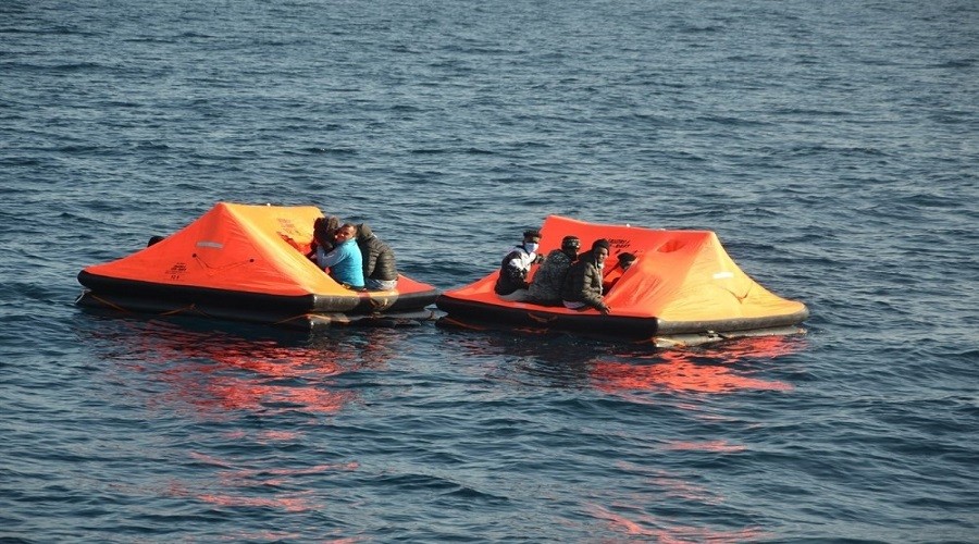 Ölüme itilen 69 düzensiz göçmen kurtarıldı