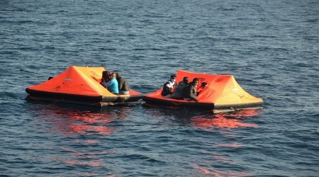 Ölüme itilen 69 düzensiz göçmen kurtarıldı