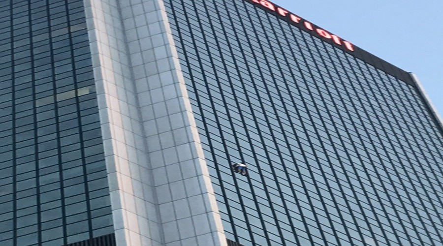 Örümcek adam gibi 40 katlı binaya tırmandı