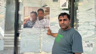 Otobüs durağına asılan "Dikkat, dolandırıcıdır" yazılı fotoğraf karesi görenleri şaşırttı