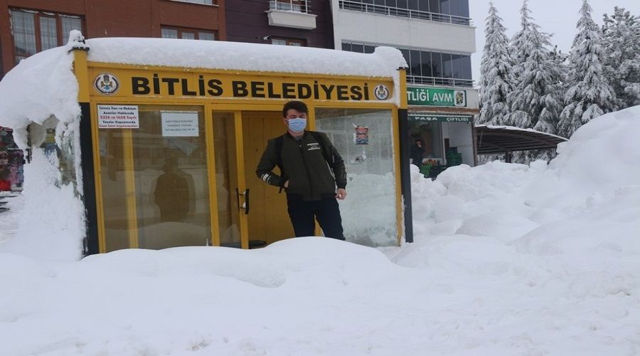 Otob�s duraklar� ve tek katl� evler karda kayboldu