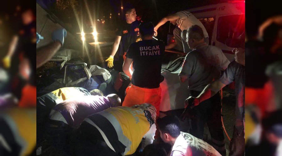 Otomobil ile kamyon �arp��t�: 3 �l�