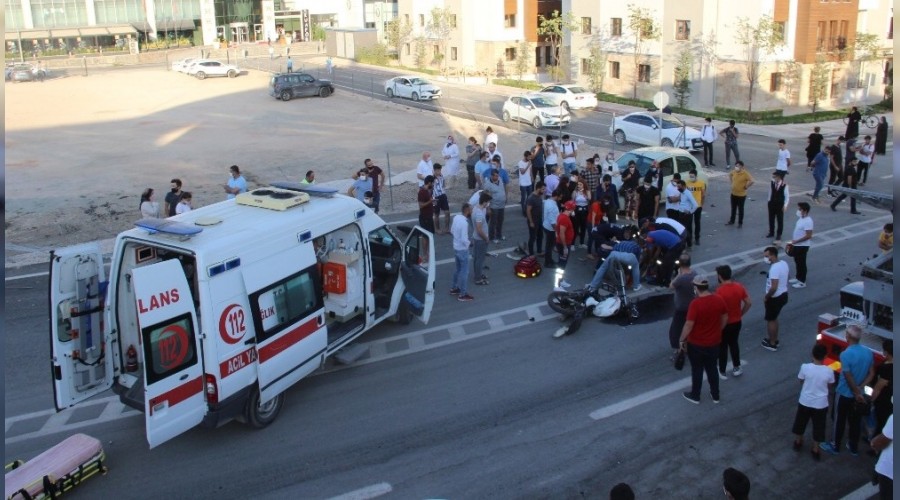 Otomobil ile motosiklet çarpıştı, kurye hayatını kaybetti
