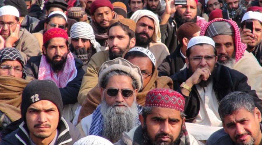 Pakistan’da cemaatle namaz yasaklandı