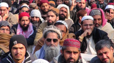 Pakistan’da cemaatle namaz yasaklandı