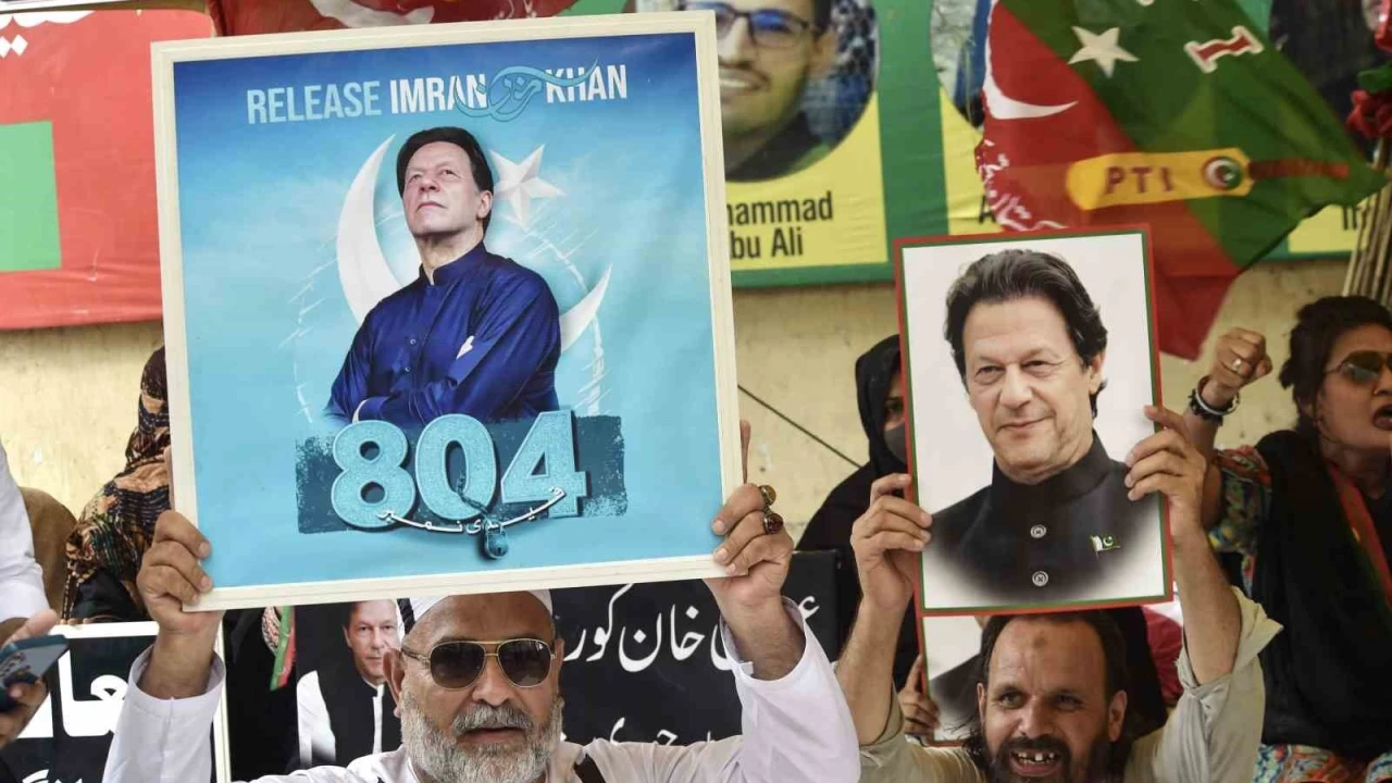 Pakistan'�n eski Ba�bakan� Khan beraat etti