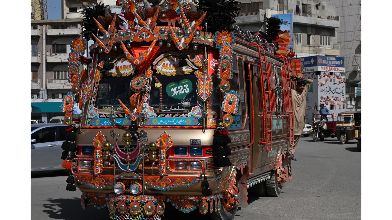 Pakistan'�n s�sl� otob�sleri �ehirleri renklendiriyor