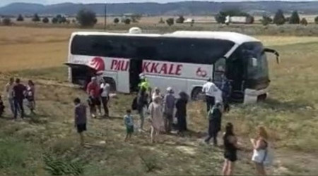 Pamukkale firmasına ait yolcu otobüsü tarlaya uçtu