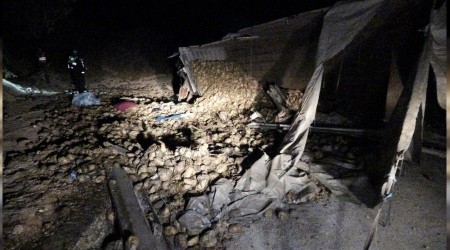 Pancar yüklü kamyon devrildi