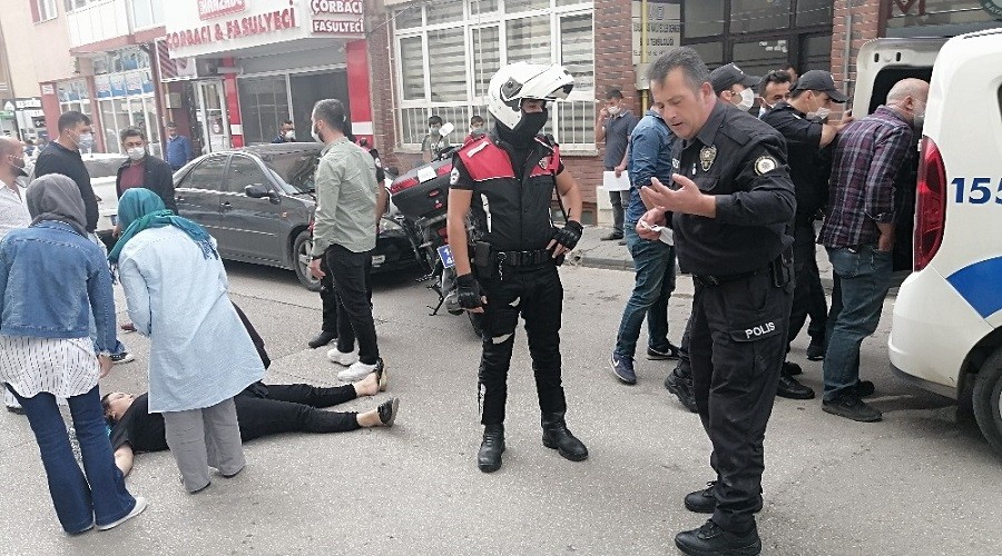 Park kavgasında polisin parmağını kırdılar