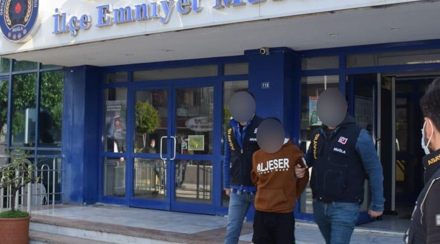 Parkta oturan husumetlisini silahla yaralad�